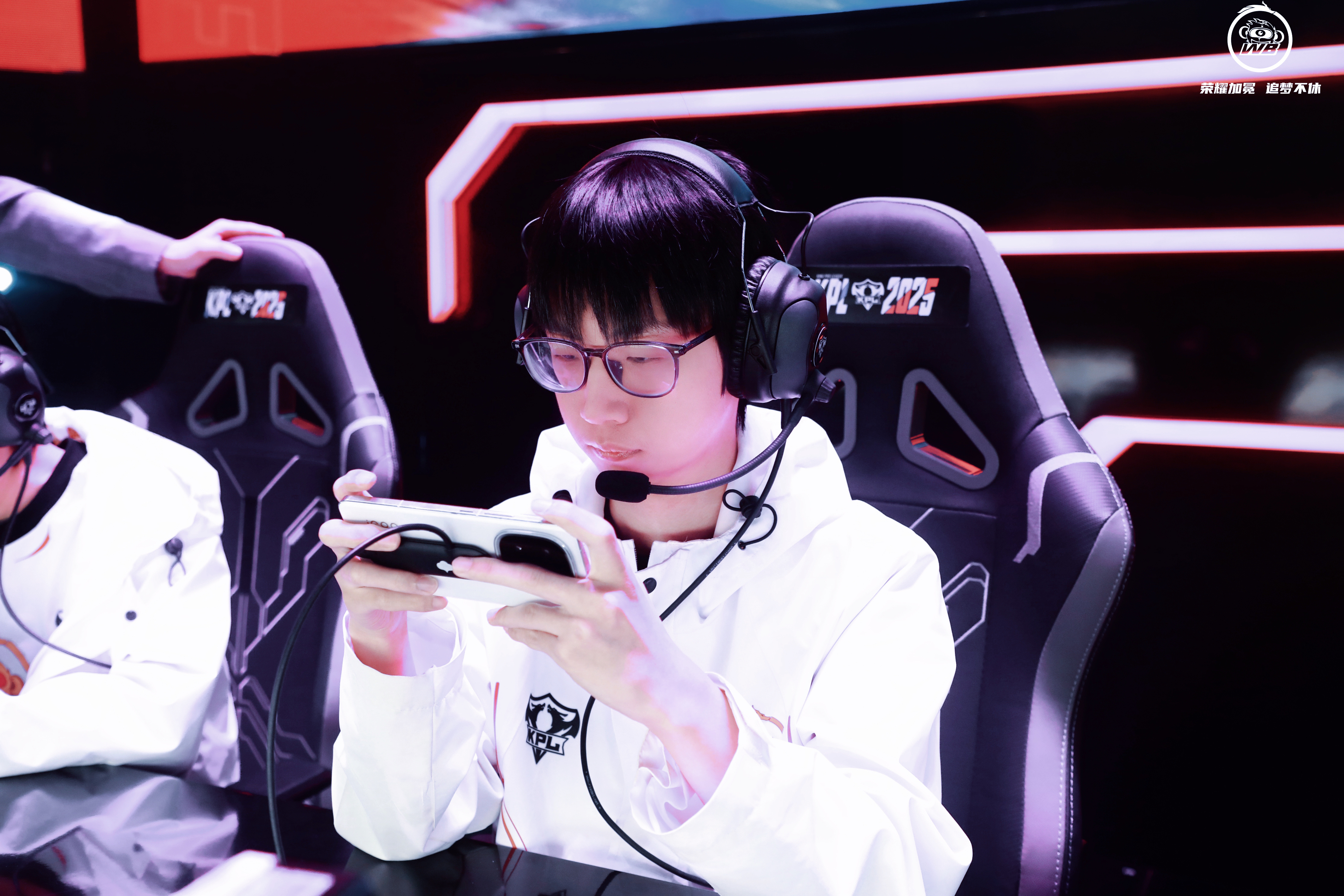 开云下载-WBG绝杀GEN，Elk开启传奇时刻鏖战多局半决赛，引爆全场热议