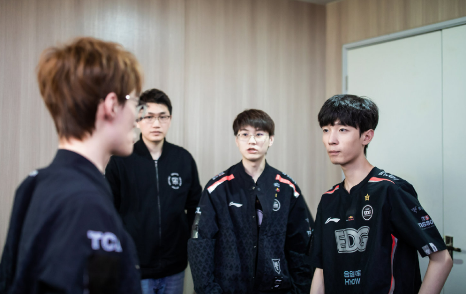 EDG横扫CLG,Ruler团战一打五激烈交锋四强赛,点燃全场激情 EDG横扫CLG,Ruler团战一打五激烈交锋四强赛,点燃全场激情