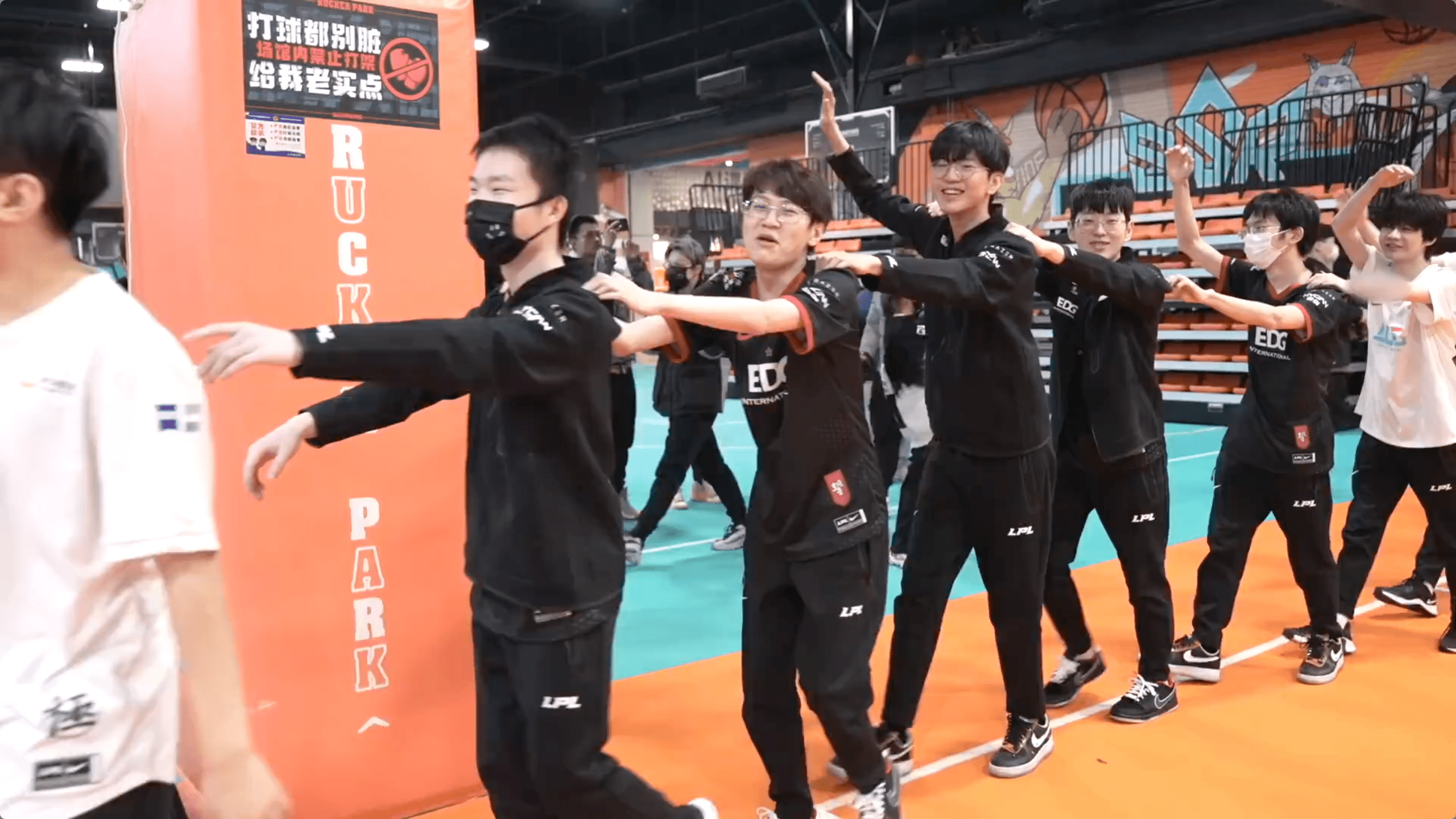 包含LGD险胜V5,Lehends极限生还后反打峡谷大战小组赛,让粉丝疯狂欢呼的词条 包含LGD险胜V5,Lehends极限生还后反打峡谷大战小组赛,让粉丝疯狂欢呼的词条