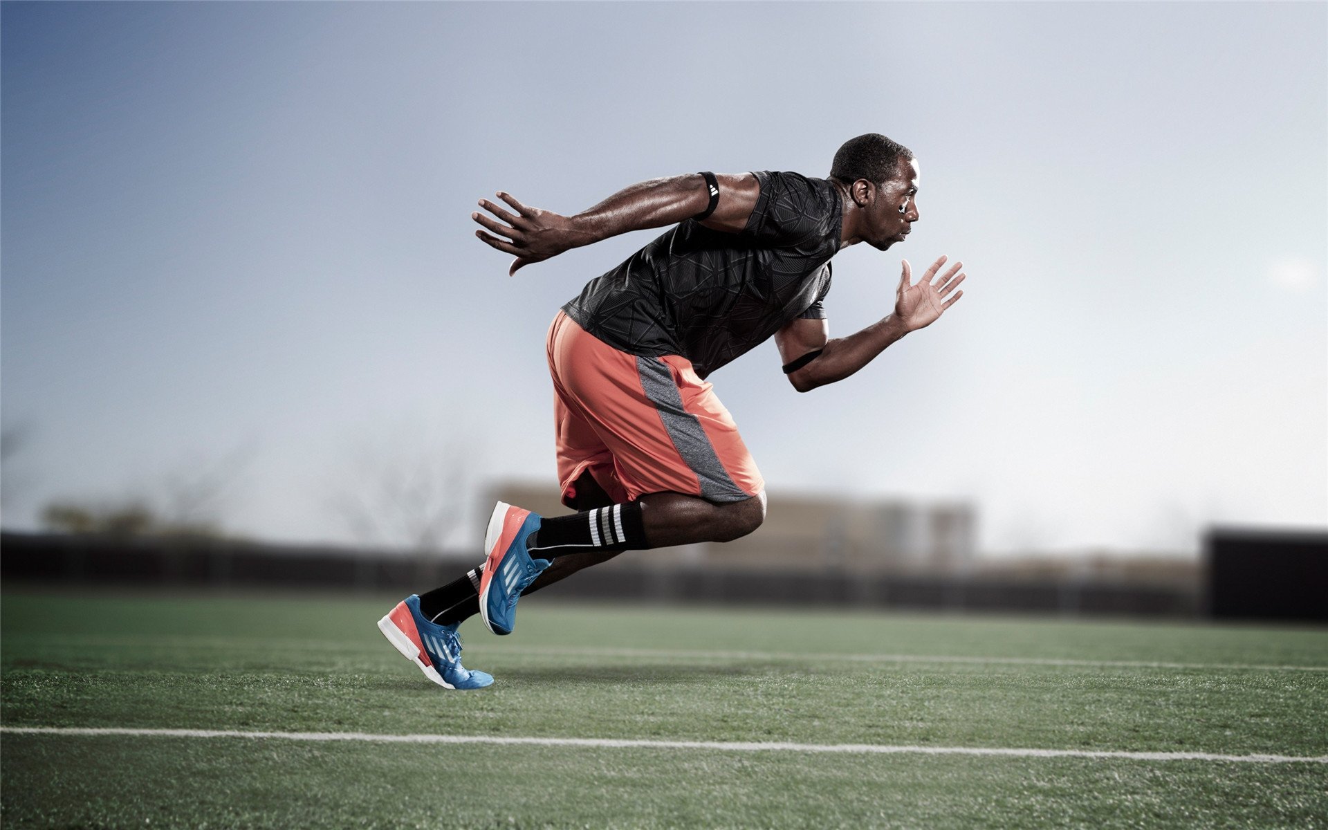 开云体育中国-风驰电掣的夜晚，赢的只有心跳—记新加坡赛道的轰鸣与莫兰特的闪电